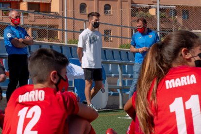 Charla de Álex Baena a los jóvenes deportistas de Roquetas.