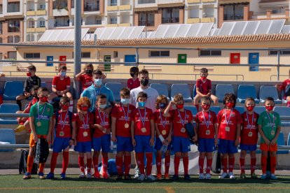 La familia de la Escuela de Fútbol, orgullosa de Álex Baena.