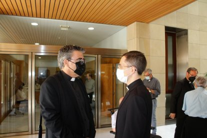 El vicario episcopal de pastoral y el rector del Seminario.