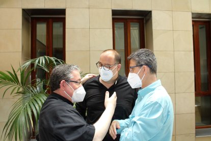 Párrocos dialogando.