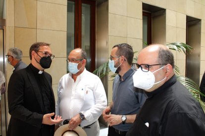 Junto al vicario general y moderador de la Diócesis.