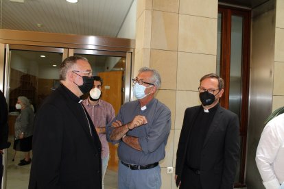 El obispo coadjutor, el párroco Tomás Cano y el vicario general.