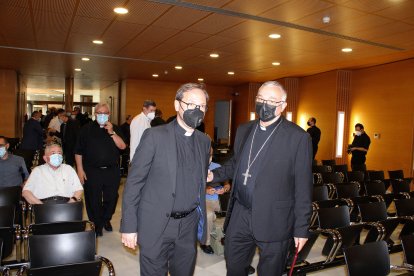 El vicario general y el obispo coadjutor haciendo su entrada en el Auditorio San Juan Pablo II