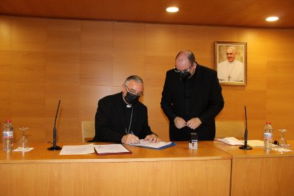 Firma del obispo ante el canciller secretario general.