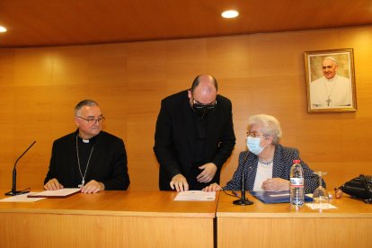 El obispo coadjutor, el canciller entrante y la canciller saliente.