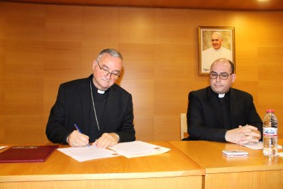 Firma del obispo coadjutor del nombramiento del canciller.