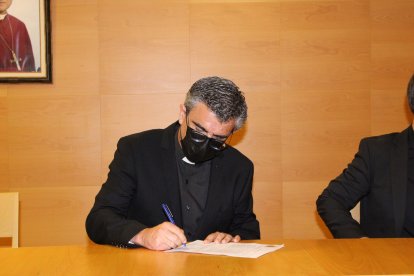 Firma del vicario episcopal de pastoral de su nombramiento.