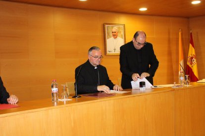 El obispo firmando los nombramientos del vicario general y el vicario episcopal de pastoral.