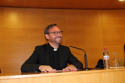 El vicario general y moderador de la diócesis dirigiendo unas palabras.