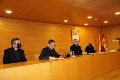 El vicario general y moderador de la diócesis dirigiendo unas palabras.