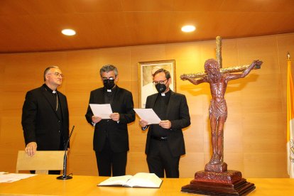 Juramento y toma de posesión del vicario general y el vicario episcopal de pastoral ante el obispo coadjutor.