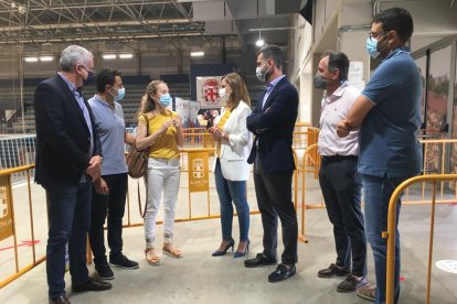 Maribel Sánchez, delegada del Gobierno en Almería, también visita las instalaciones.