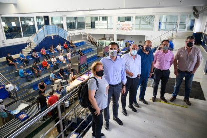 Ramón Fernández-Pacheco visita la lonja del Puerto de Almería.