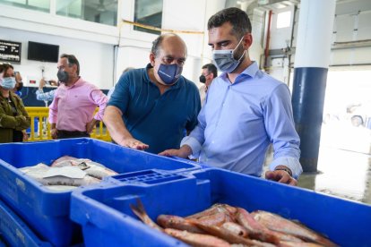 El alcalde de Almería atiende a las explicaciones de los pescadores.