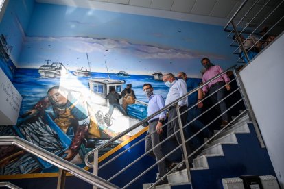 Dentro de la lonja de Almería capital.