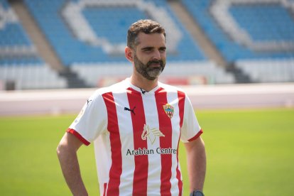 El alcalde de Almería, con su camiseta del equipo.