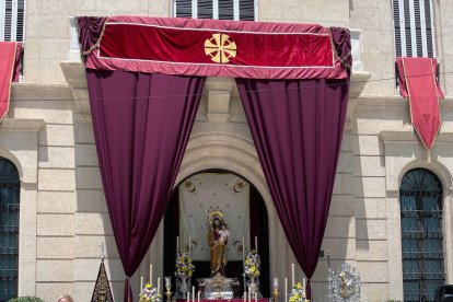 El jurado, ante el altar de Prendimiento, segundo premio.