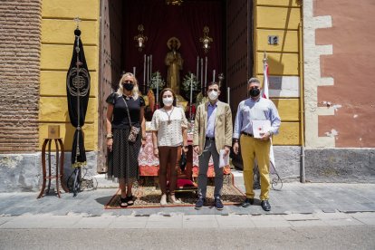 Visita al altar efímero del Santo Sepulcro.