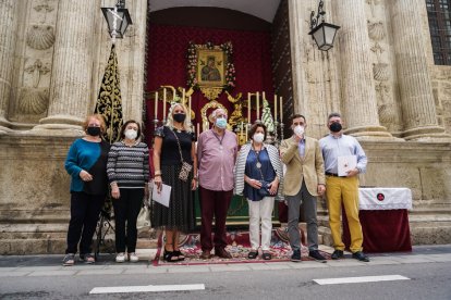 La Soledad instaló su altar en la puerta lateral de Santiago Apóstol.