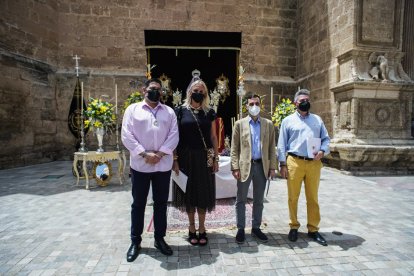 Las Angustias instaló su altar efímero en la fachada de la Catedral.
