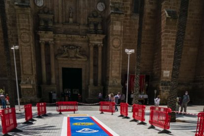 Alfombra de sal del Rocío en la plaza de la Catedral.