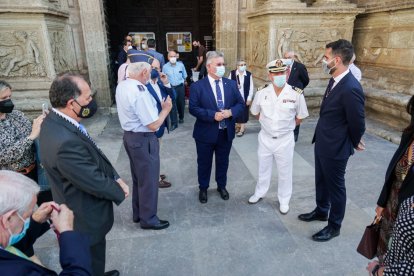 Autoridades a la puerta de la Catedral.