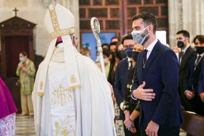 El alcalde, junto al obispo coadjutor, Gómez Cantero.