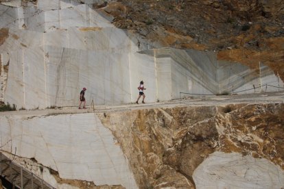Mármol blanco como telón de fondo.