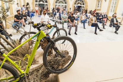 Una bici, el símbolo de la competición.
