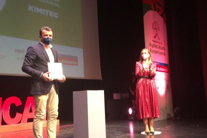 El Premio al Compromiso Empresarial recae en la empresa Kimitec. Recoge Antonio Domene Carmona.
