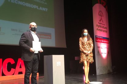 El Premio al Compromiso con la Producción Ecológica va a parar a Tecnobioplant. Recoge Fernando De la Torre, director.