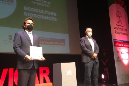 El Premio al Compromiso Ambiental cae en manos de Ecoculture Bioesciences. Recoge  Javier Moreno, director de marketing.