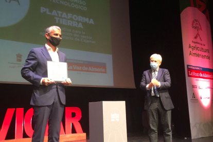 Premio al Compromiso Tecnológico para Plataforma Tierra de Cajamar. Recoge Roberto García, director de Innovación Agroalimentaria de Cajamar.