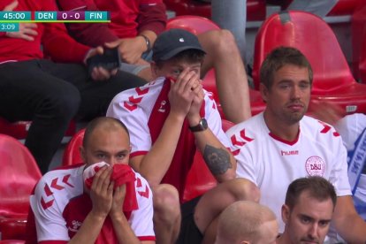Aficionados llorando en las gradas del Estadio.