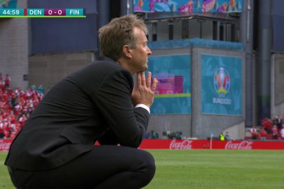 El seleccionador danés, pensativo en la zona técnica.