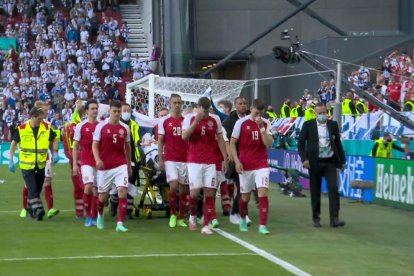 Eriksen fue retirado en camilla camino del Hospital.