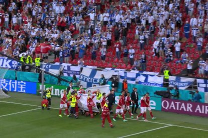 La hinchada de Finlandia también dio ánimos a Eriksen.