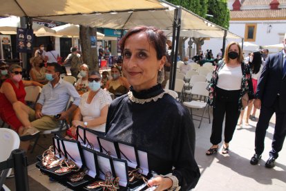 Portando las Medallas de la Corporación Municipal.
