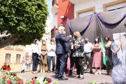 El alcalde impone la Medalla a la concejala.