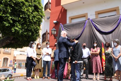 El alcalde impone la Medalla al concejal.