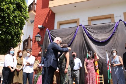 El alcalde impone la Medalla a la concejala.