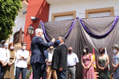 El alcalde impone la Medalla al concejal.