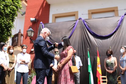 El alcalde impone la Medalla a la concejala.