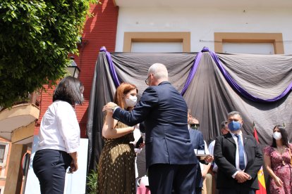 El alcalde impone la Medalla a la concejala.