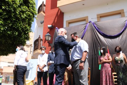 El alcalde impone la Medalla al concejal.