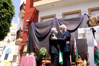 El alcalde, Ismael Torres, impone la Medalla al 1º alcalde de la Democracia, Francisco Díaz Casimiro.