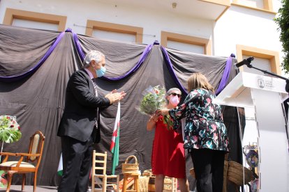 La esposa del homenajeado recibió un ramo de flores.