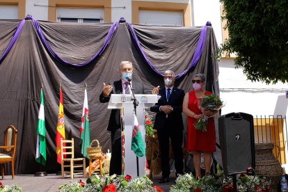 El homenajeado dirigiendo unas palabras.