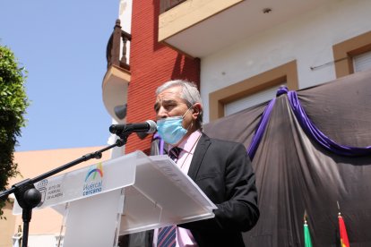 El homenajeado dirigiendo unas palabras.