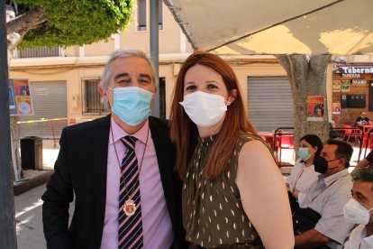 El homenajeado y la presidenta de la Mancomunidad de Municipios del Bajo Andarax.